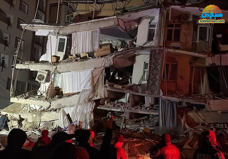 (عکس) آخرین اخبار از زمین‌لزه‌ی ترکیه؛ بیش از ۹۰۰ کشته تاکنون