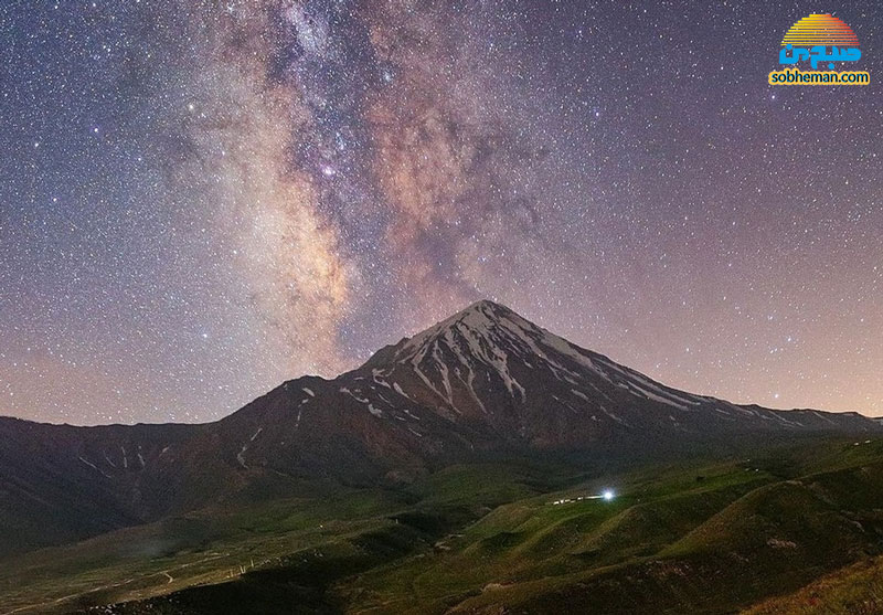 تایم‌لس دیدنی از کهکشان راه شیری بر فراز دماوند